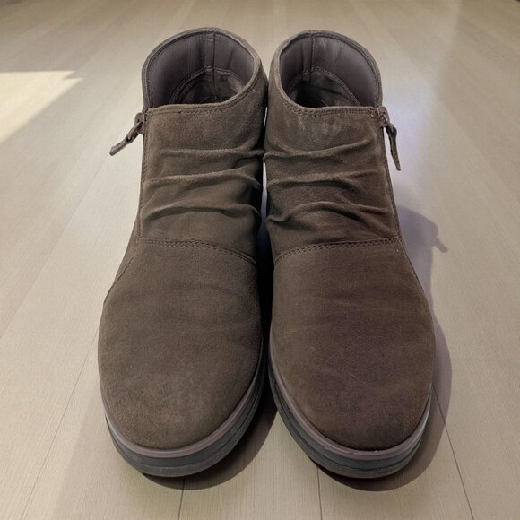 Clarks Shaylin Up Women's Taupe Suede Side Zip Ankle Boots Wedge Heel Sz 9.5D - Picture 3 of 9